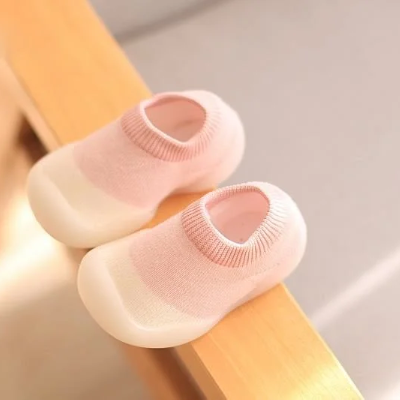 Anti-slip speelschoenen voor peuters, perfect voor veilige buitenavonturen.
