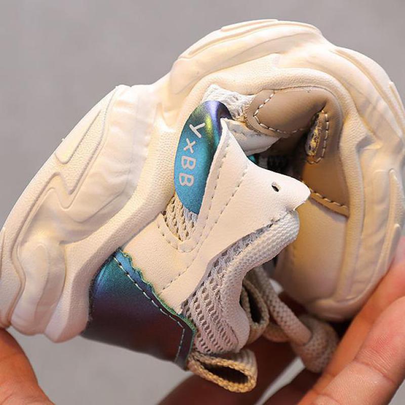 Twee trendy ShaqsSneaks kinder sneakers, comfortabele kinderschoenen voor casual dagelijks gebruik door jongens en meisjes.
