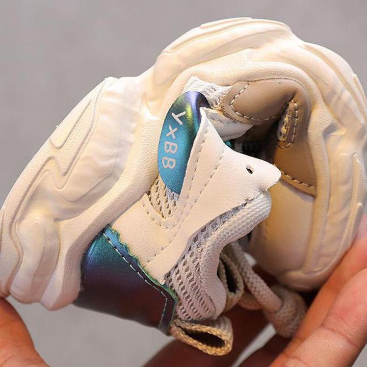 Twee trendy ShaqsSneaks kinder sneakers, comfortabele kinderschoenen voor casual dagelijks gebruik door jongens en meisjes.