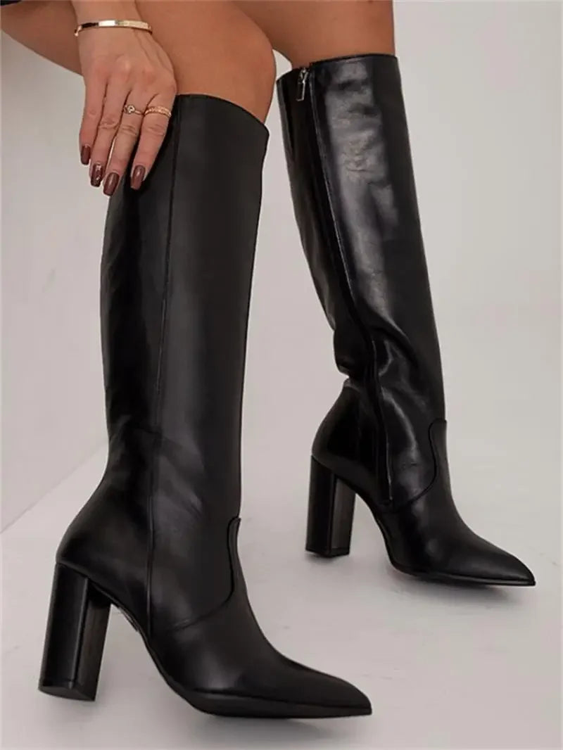 Bruine dames laarzen van premium leer, ontworpen voor comfort en een verfijnde, modieuze look.
