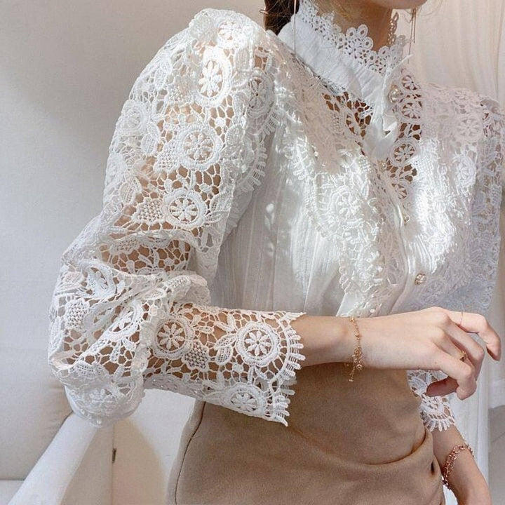 Zijaanzicht van de modieuze damesblouse met pofmouwen, toont de elegante pasvorm en het klassieke design.