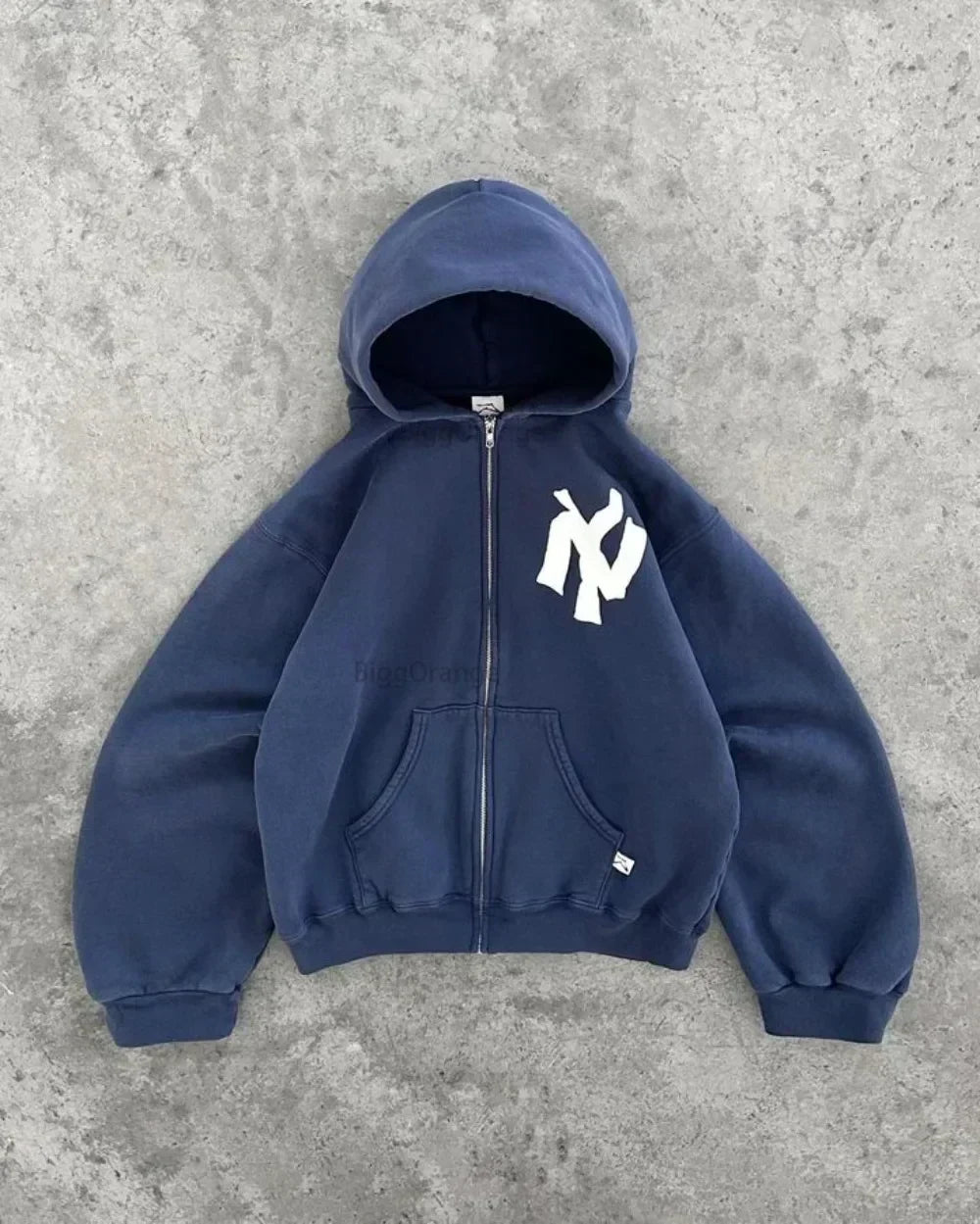 Casual unisex hoodie met capuchon en zakken, perfect voor een relaxte dag of actieve levensstijl.