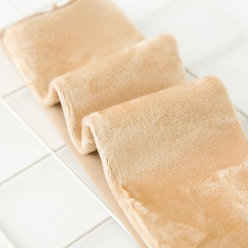 Een voet in een comfortabele, pluche gevoerde unisex wintersok, ervaar de ultieme warmte tegen de kou.