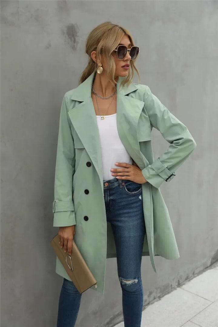 Dames trenchcoat Kelly: dé lange overgangsjas in khaki, ideaal voor een chique en moderne look.