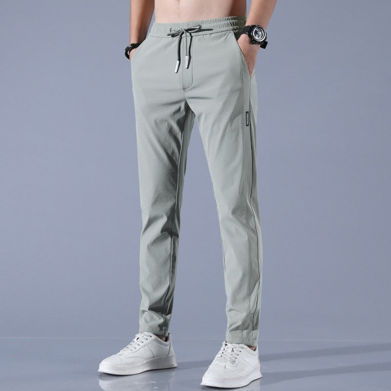 De veelzijdige herenbroek Milan combineert luchtig comfort met een moderne look. Perfect voor herenkleding.