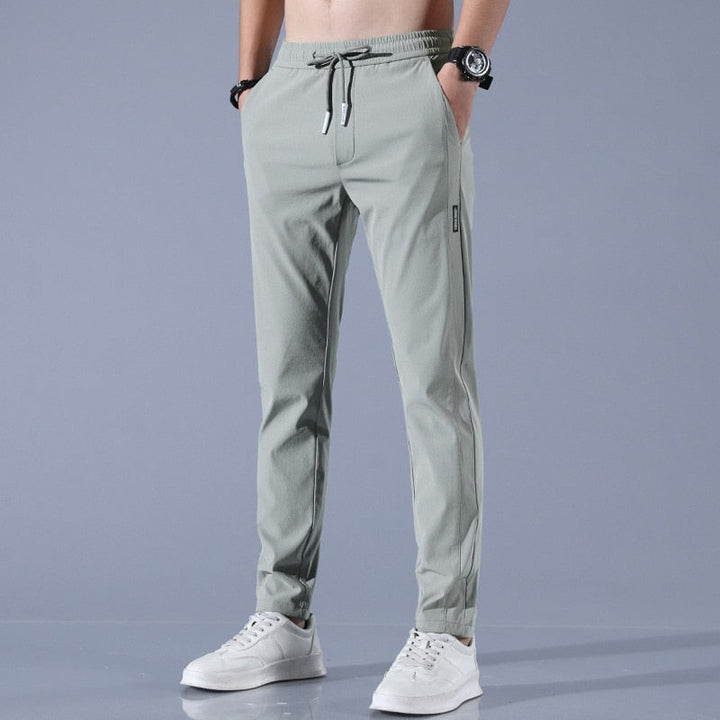 De veelzijdige herenbroek Milan combineert luchtig comfort met een moderne look. Perfect voor herenkleding.