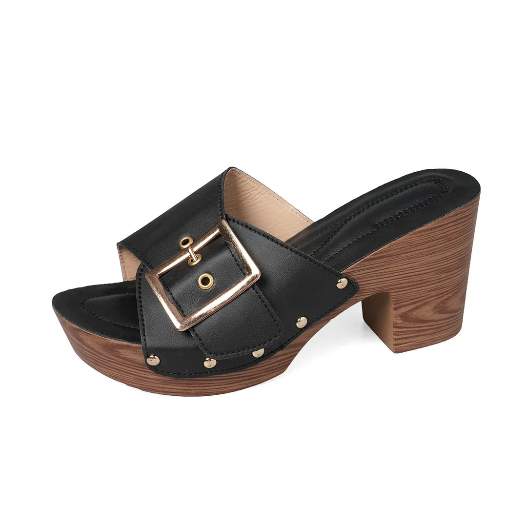 Modieuze dames sandaal met trendy plateauhak, perfect voor de zomer. Comfortabele slip-on damesschoen. Elegant.