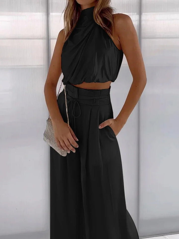 Stijlvolle dames set bestaande uit een chique top en comfortabele broek. Een veelzijdige gelegenheidskleding of feestoutfit.