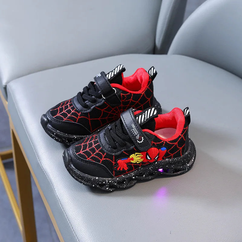 Close-up oplichtende LED-zool op rode/blauwe Spider-Man jongenssneakers, comfortabel materiaal, peuterschoenen.