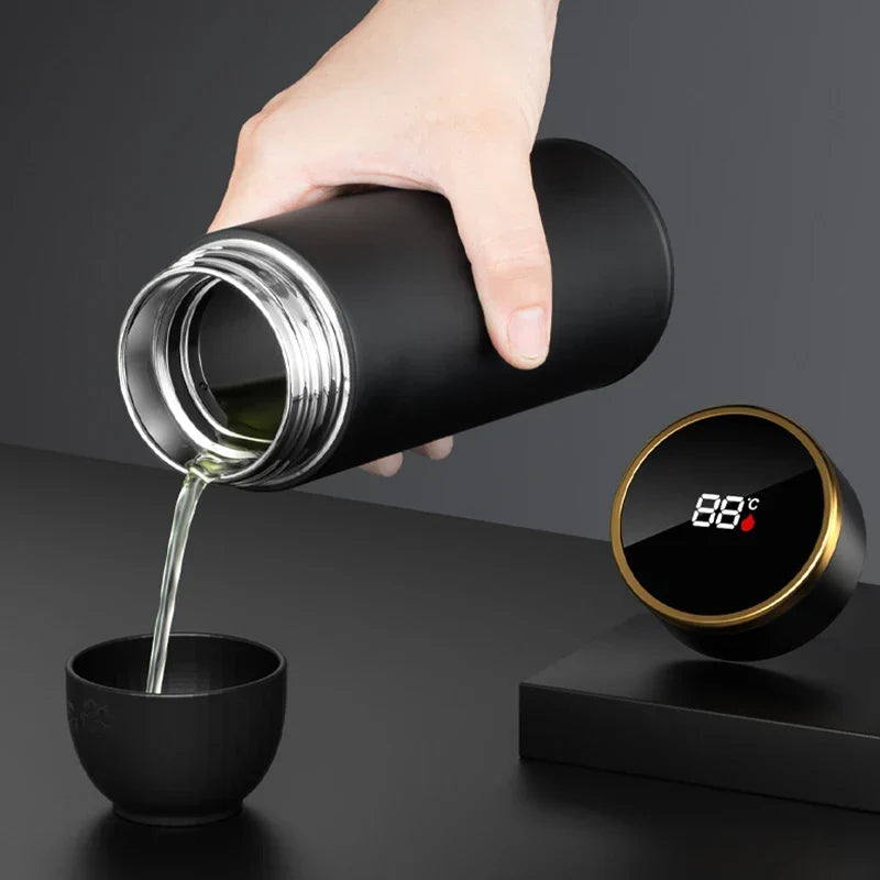Thermosfles met LED temperatuurindicator, theefilter en 450 ml capaciteit. Ideaal voor thee, koffie en water onderweg.