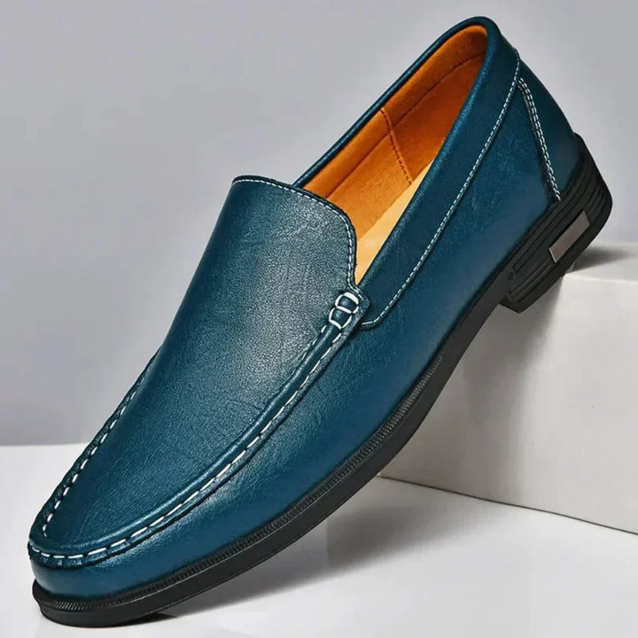 Witte leren heren instappers, handgestikt van rundleer; comfortabele casual-chique zomerschoenen.