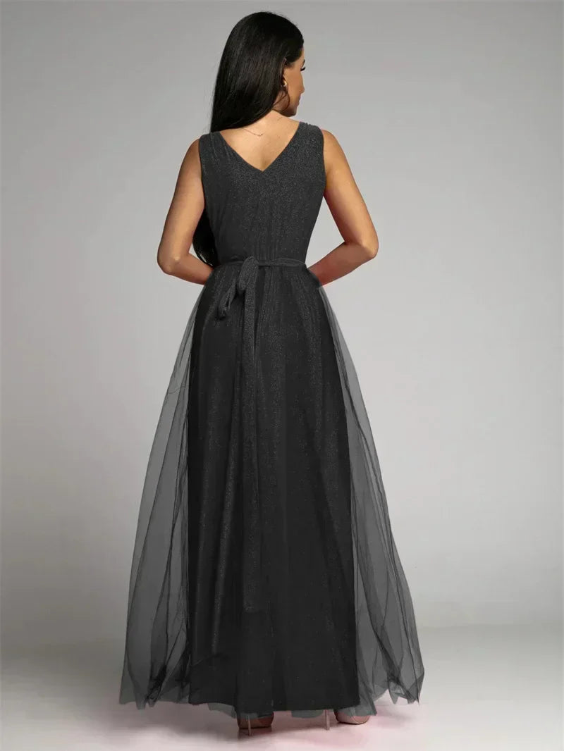 Glamoureuze dames V-hals jurk, mouwloos, met split, perfect als feest- of avondkleding.