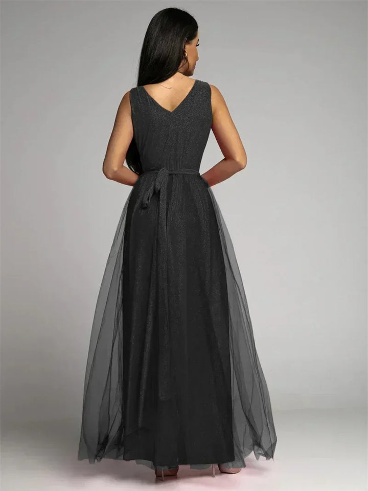 Glamoureuze dames V-hals jurk, mouwloos, met split, perfect als feest- of avondkleding.