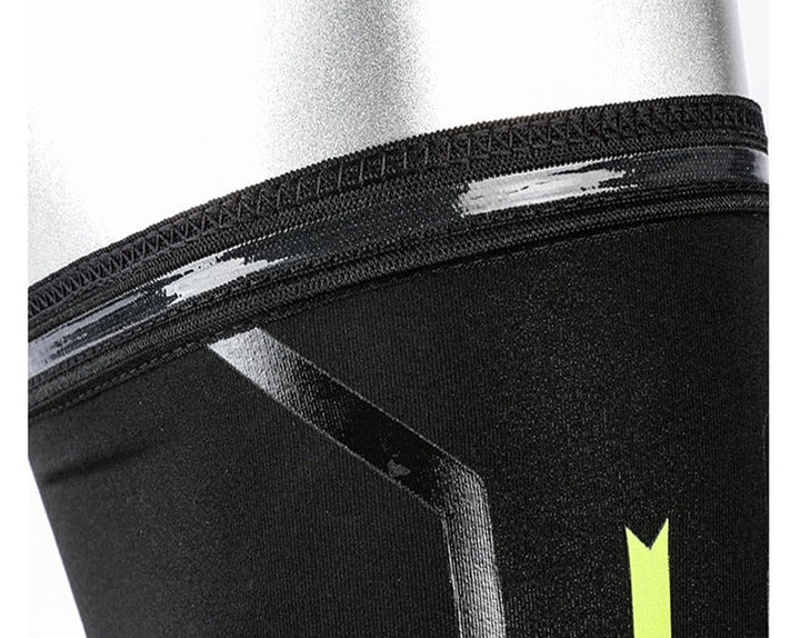 Unisex kniebrace in actie tijdens fitness. Biedt stabiele knie bescherming en bevordert prestatie.