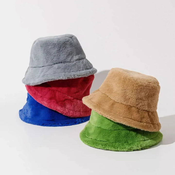 Trendy warme buckethat voor dames, van pluizig imitatie konijnenbont.