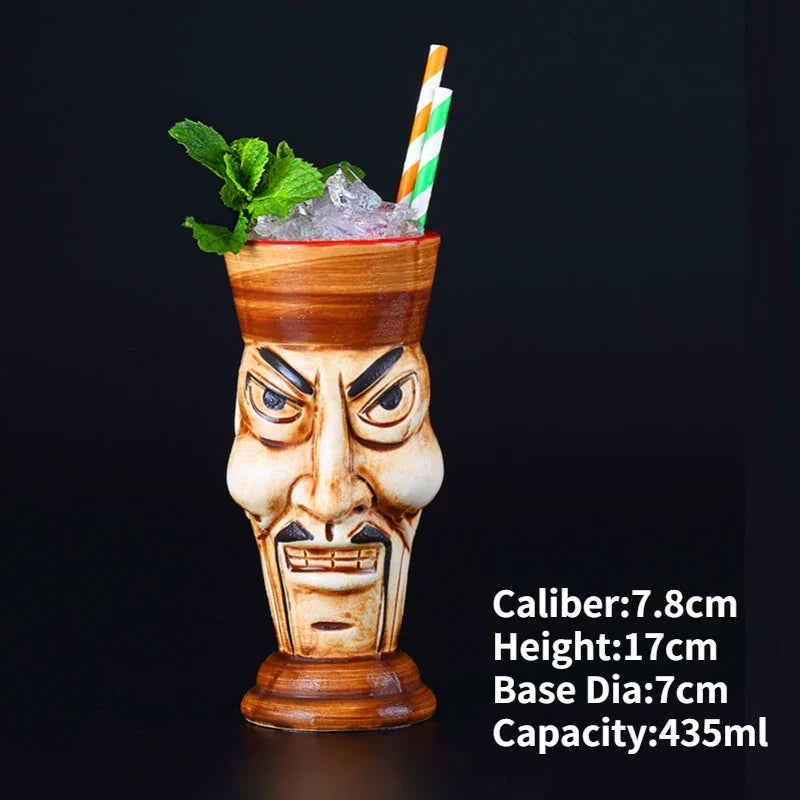 Vrolijke keramische mok, een must-have voor cocktail liefhebbers.