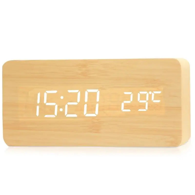 Close-up van digitale houten wekker met helder rood LED display. Toont tijd, datum en temperatuur nauwkeurig.