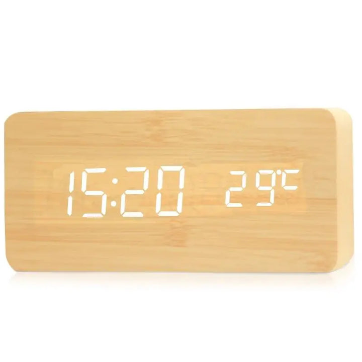 Close-up van digitale houten wekker met helder rood LED display. Toont tijd, datum en temperatuur nauwkeurig.