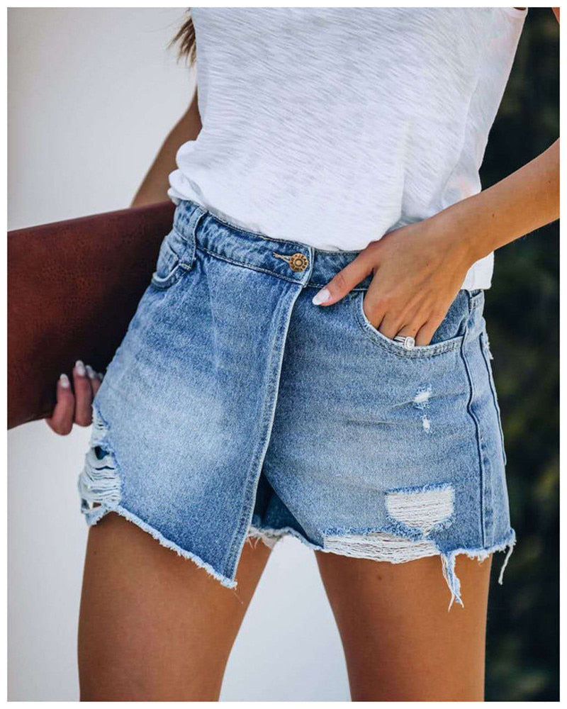 Trendy dames skort met asymmetrische zoom en destroyed look, ideaal voor een stijlvolle zomerlook.