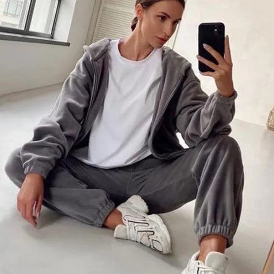 Modieus oversized velours dames trainingspak Olivia. Luxe loungewear set met hoodie & broek.