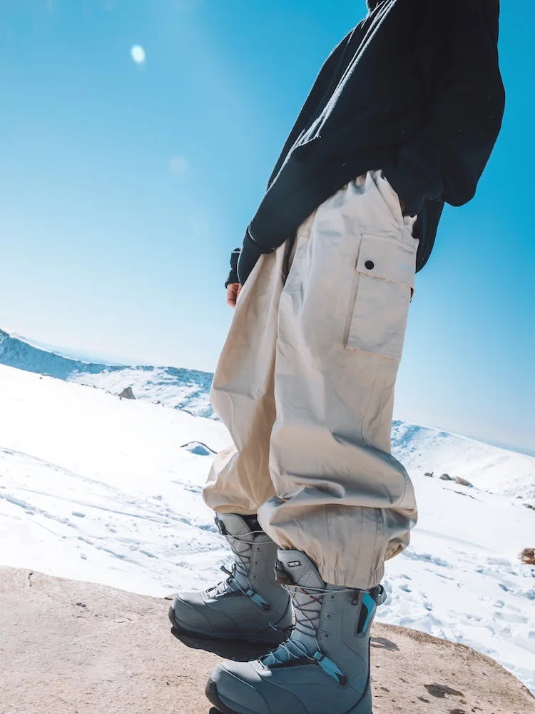 Duurzame unisex sneeuwbroek met baggy design, geschikt als warme outdoor kleding voor de winter.