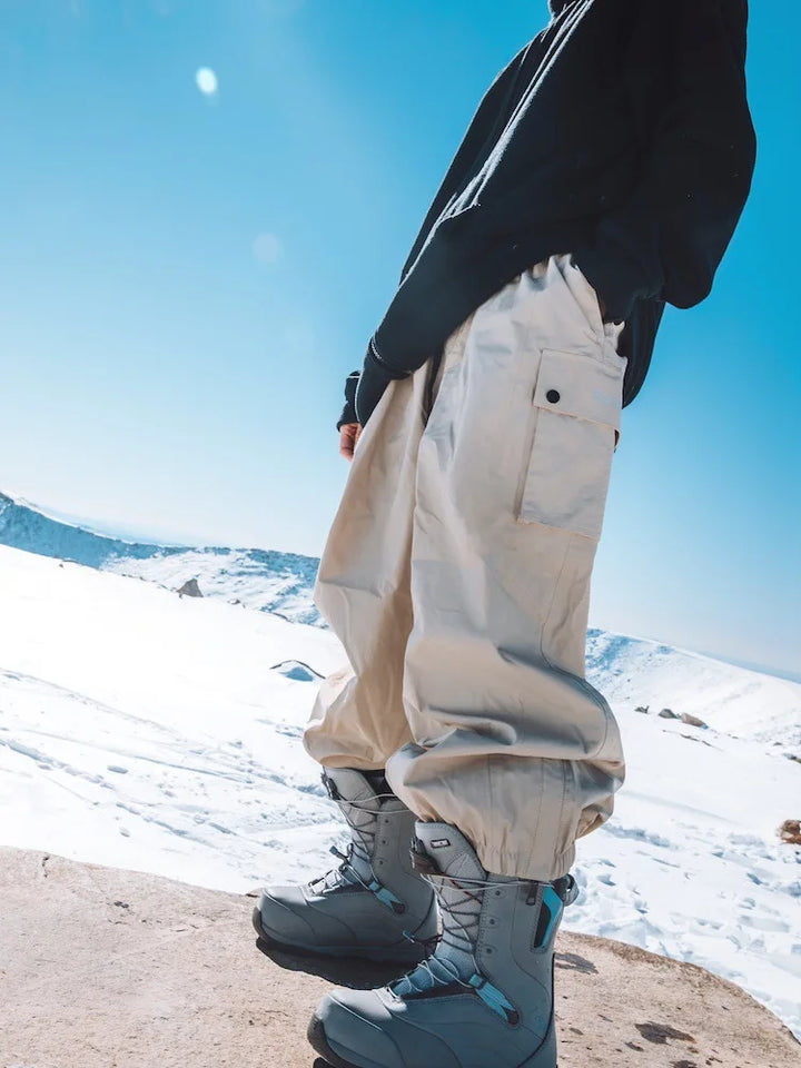 Duurzame unisex sneeuwbroek met baggy design, geschikt als warme outdoor kleding voor de winter.