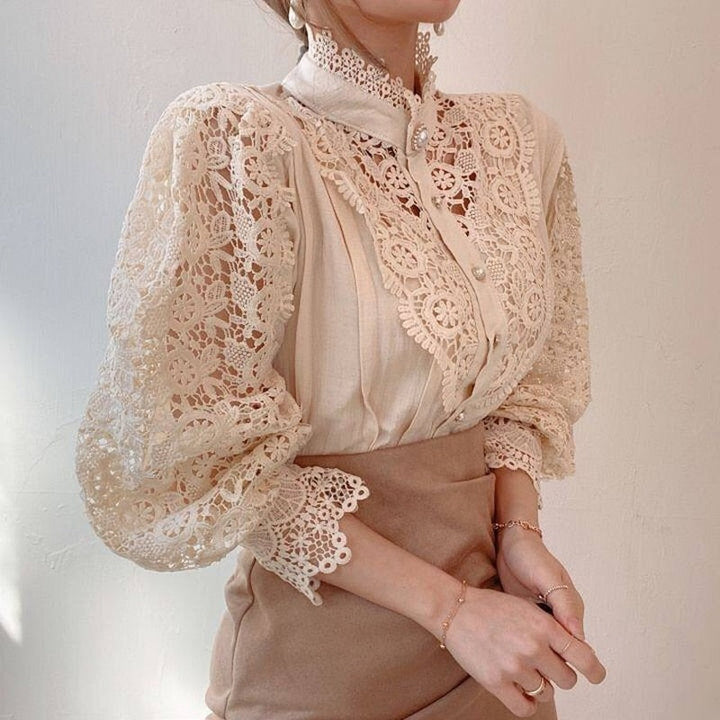 Close-up van de verfijnde pofmouwen op de elegante damesblouse, accentueert klassieke mode en stijl.