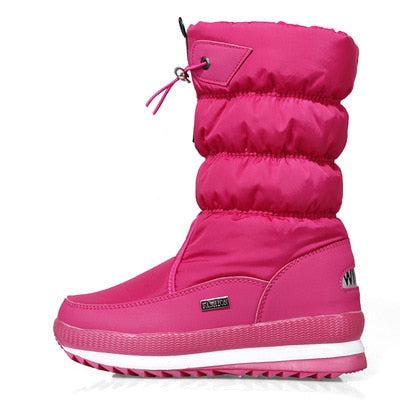 Zwarte waterdichte dames snowboots gedragen, warm, comfortabel en stijlvol voor de winter.