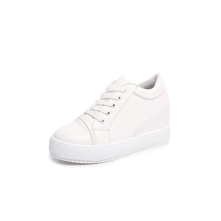 Modieuze dames sleehak schoen in wit of zwart. Comfortabele instapper voor een chique zomerlook.