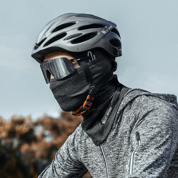 Duurzame bivakmuts, winddicht en warm, essentieel voor wintersport en outdoor avonturen.