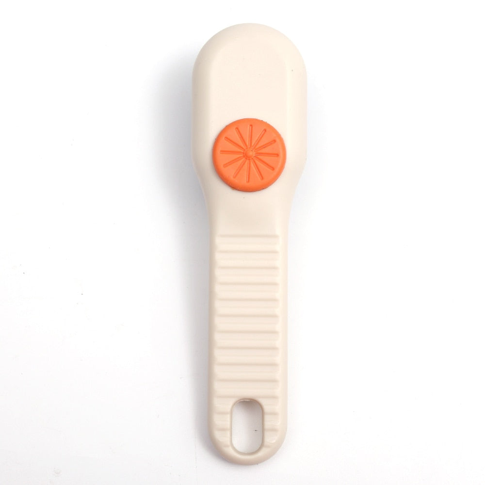 Multifunctionele schoenborstel met zeepdispenser, essentieel voor grondig schoenonderhoud en reiniging.