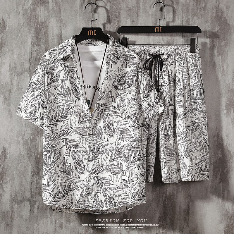 Modieuze heren festival combi: losvallend, kleurrijk shirt en korte broek voor een relaxte look.
