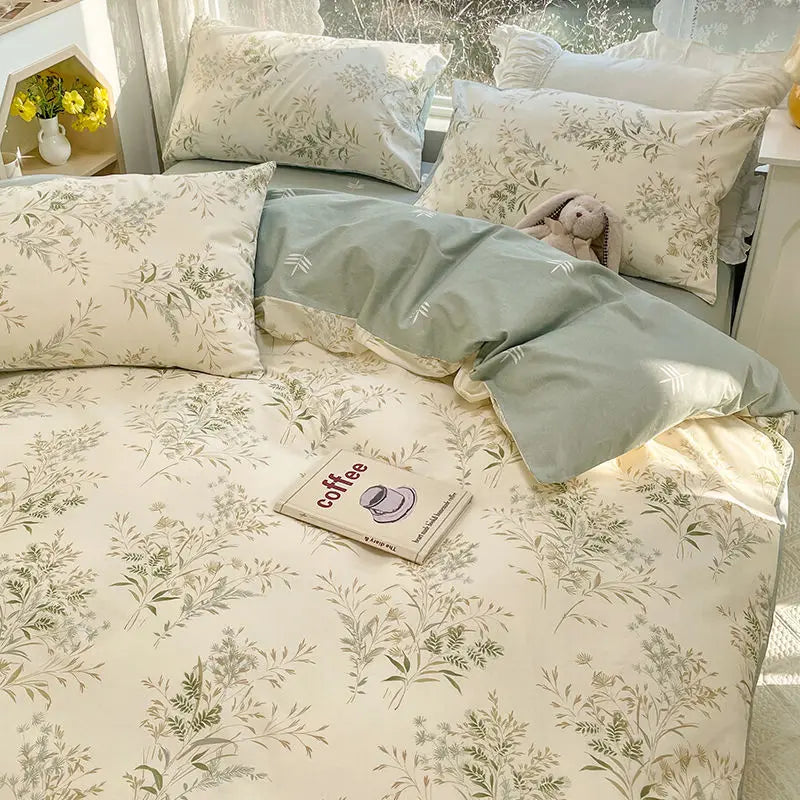Levendige bloemenprint op een zacht dekbedovertrek, perfect om elke slaapkamer direct op te fleuren.