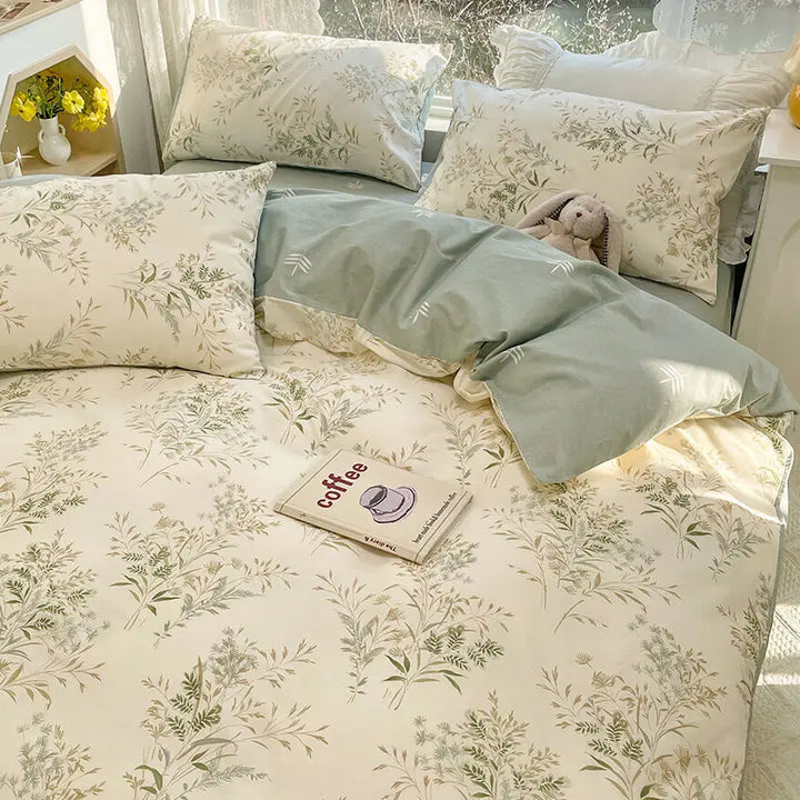 Levendige bloemenprint op een zacht dekbedovertrek, perfect om elke slaapkamer direct op te fleuren.