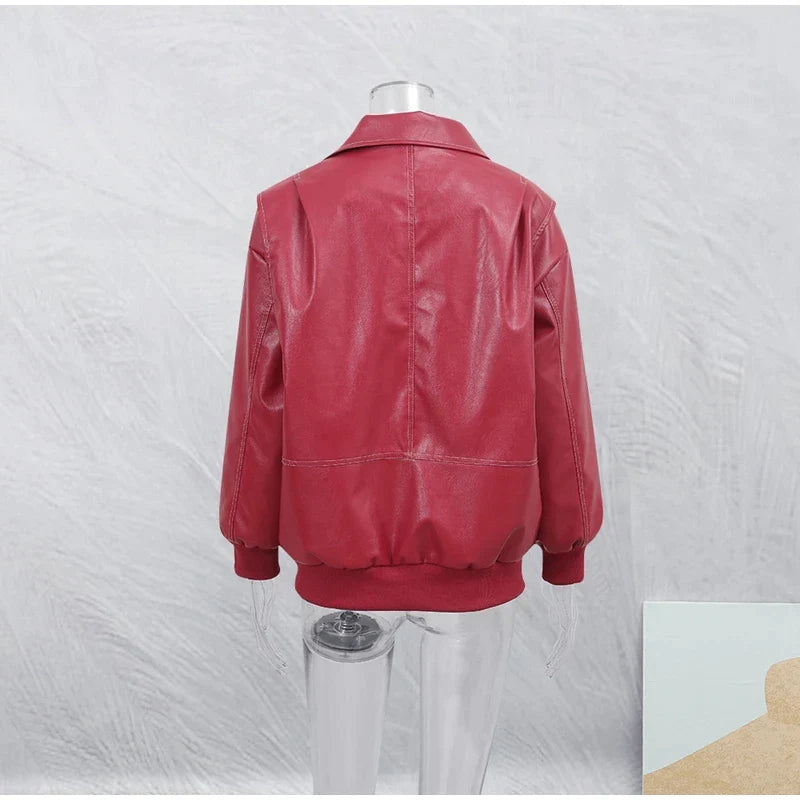 Trendy damesjas met rood patchwork patroon, comfortabel en perfect als bomberjack.