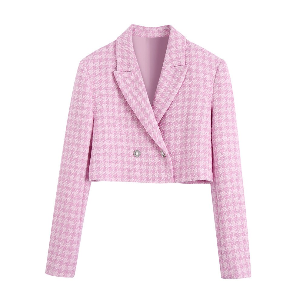Zittend model in comfortabele roze Isla tweedelige set, perfect voor lange dagen en elegantie.