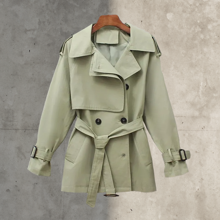 Elegante dames trenchcoat met dubbele knoopsluiting en riem, ideaal als klassieke lente- of herfstjas.