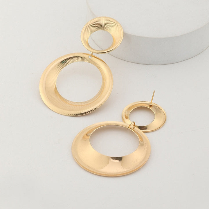 Opvallende gouden statement oorbellen voor dames. Sieraden met uniek 3D effect, trendy en modieus.