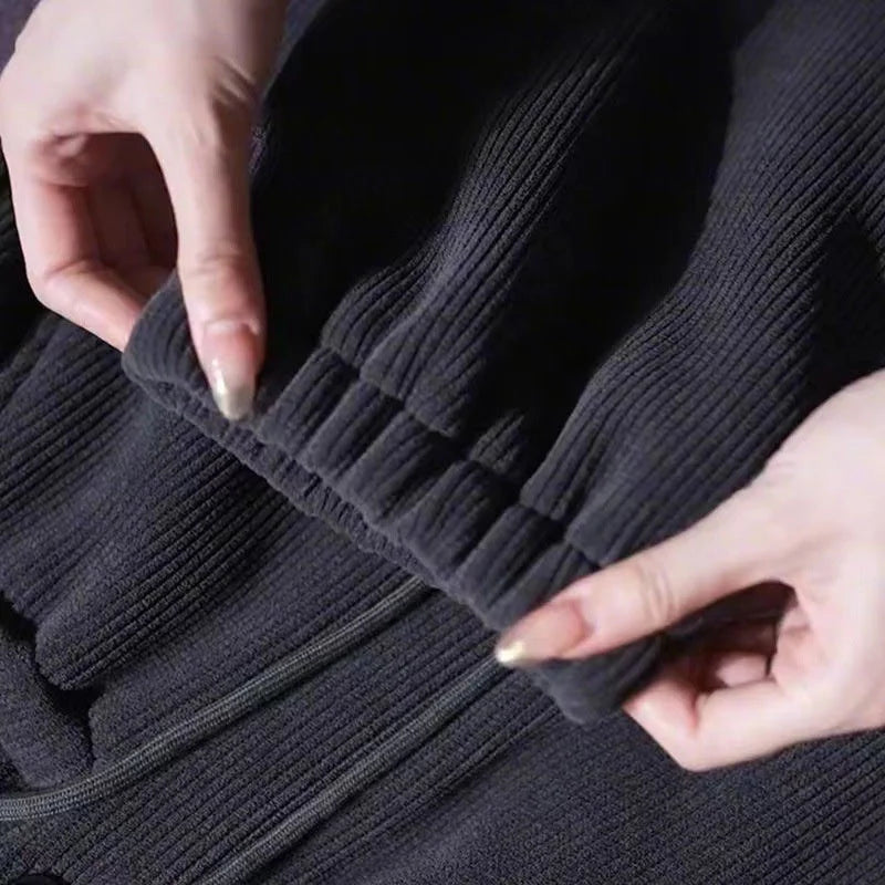 Dames casual joggingbroek, loose fit en comfortabel, perfect voor thuis of onderweg in de winter.