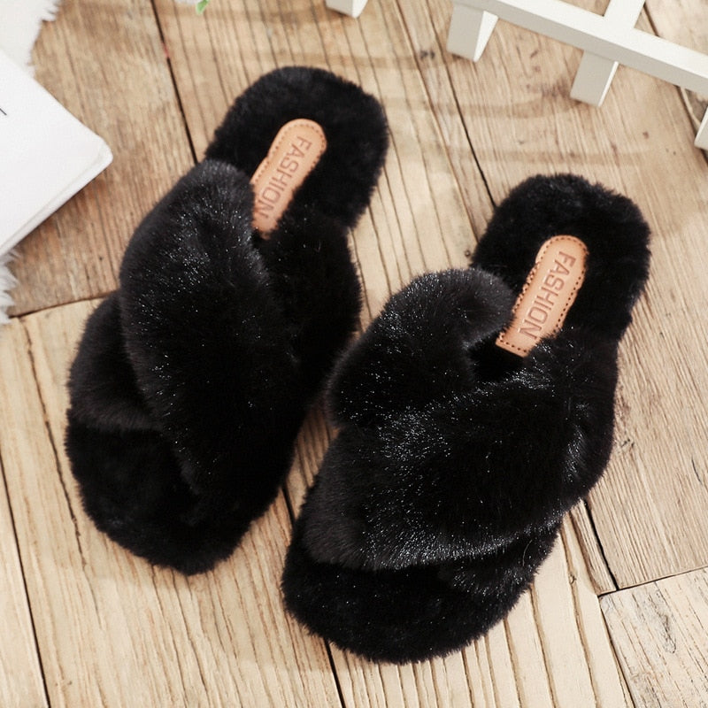 Roze fluffy dames pantoffels, zacht en warm. Comfortabele winter instappers voor thuis.