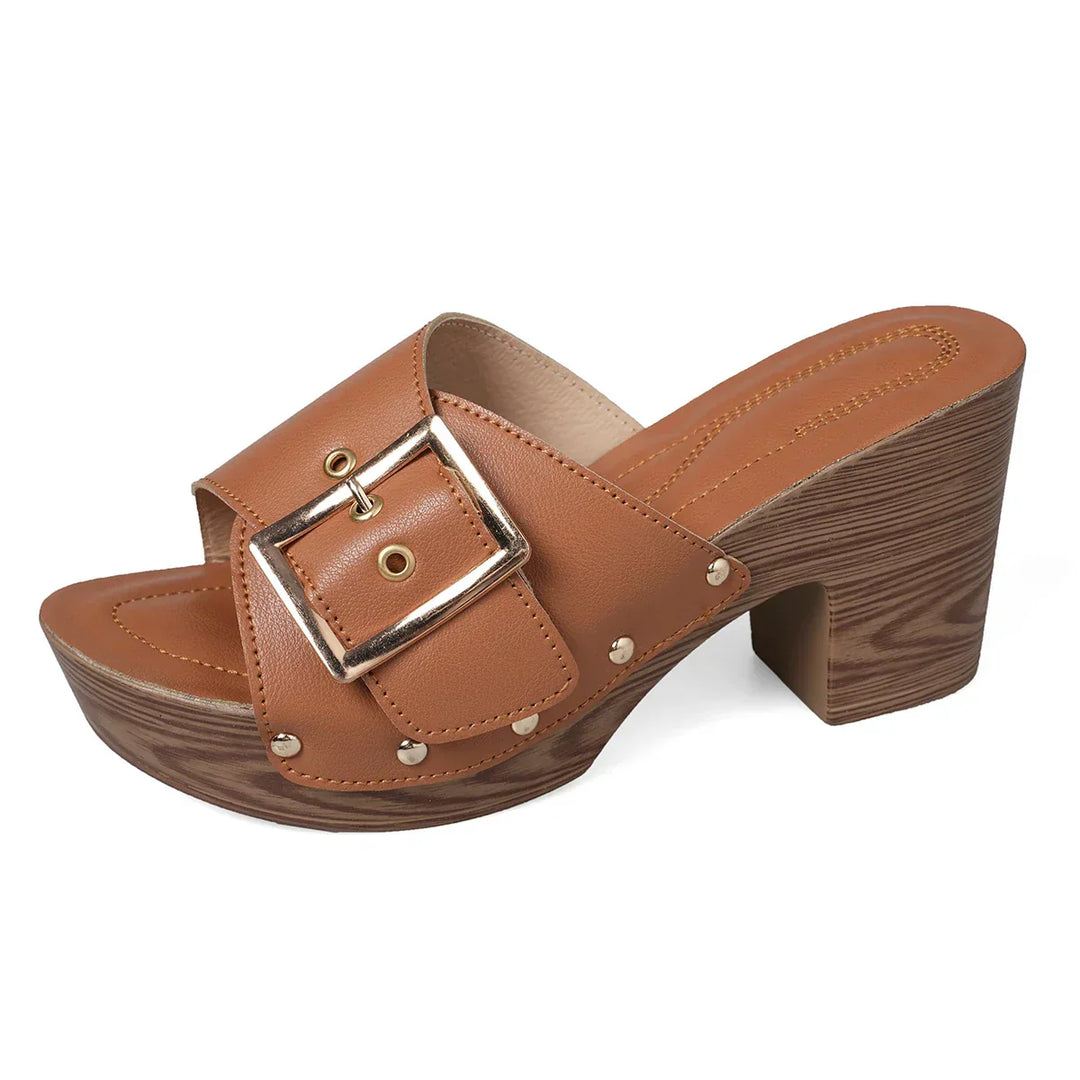 Dames sandaal met comfortabele plateauhak en stijlvol design. Trendy slip-on voor zomerse casual elegantie.