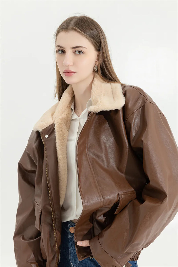 Stijlvolle Amanda dames winterjas van leer, vintage model met lamswol voor extra warmte.