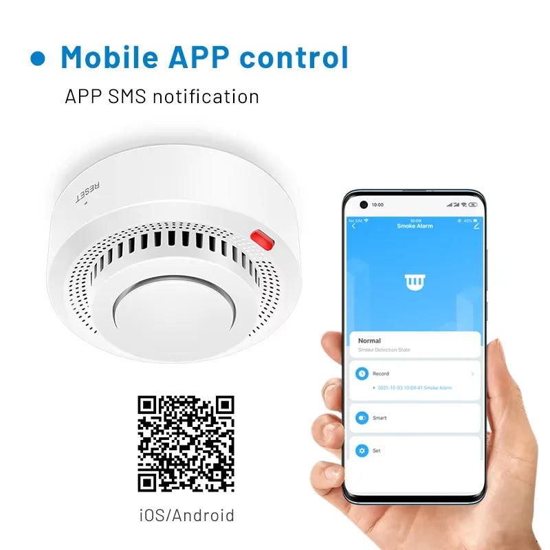 Witte slimme WiFi rookmelder aan plafond, biedt betrouwbare brandalarm en hittedetectie in huis.