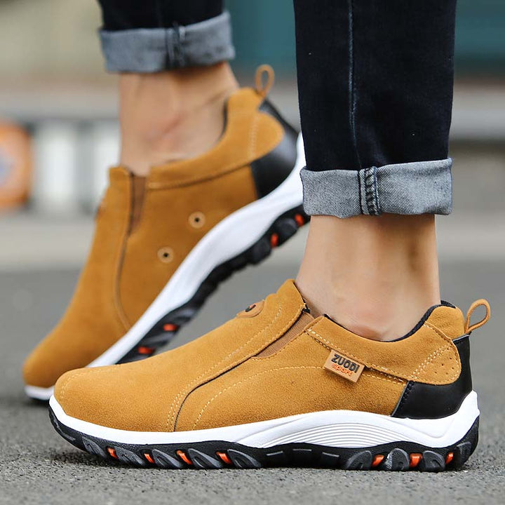 Vooraanzicht van duurzame heren wandelschoenen, perfect voor bescherming tijdens buitenactiviteiten.