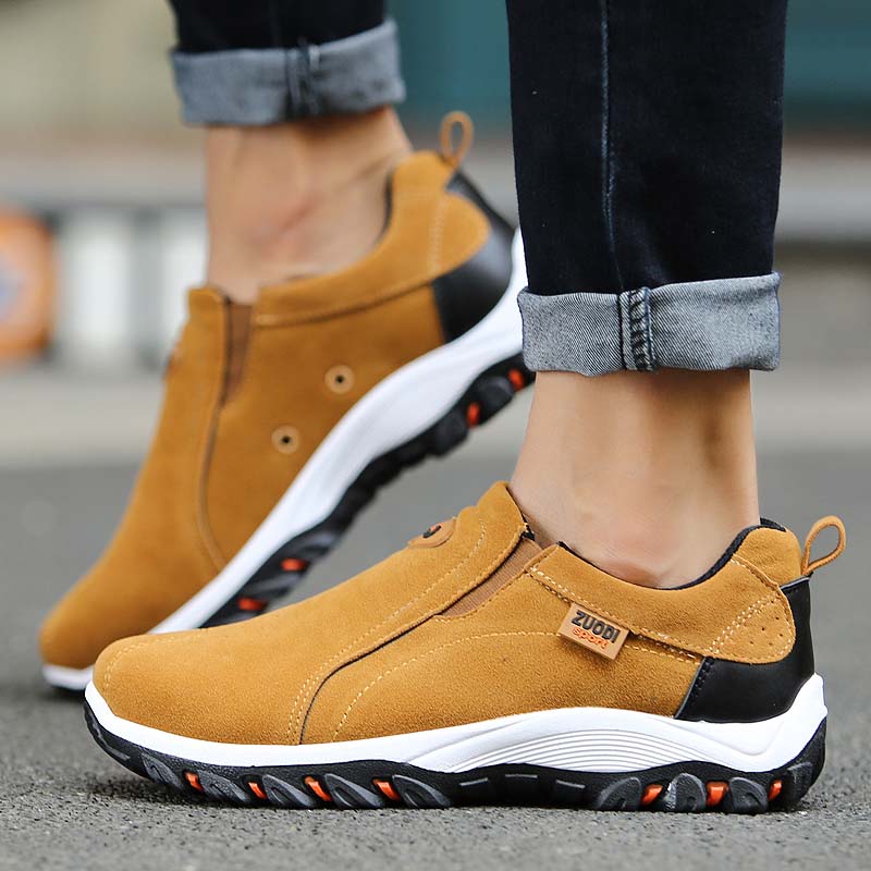 Zijaanzicht van moderne sportieve slip-on herensneakers; strak ontwerp, lichtgewicht en ondersteunend.