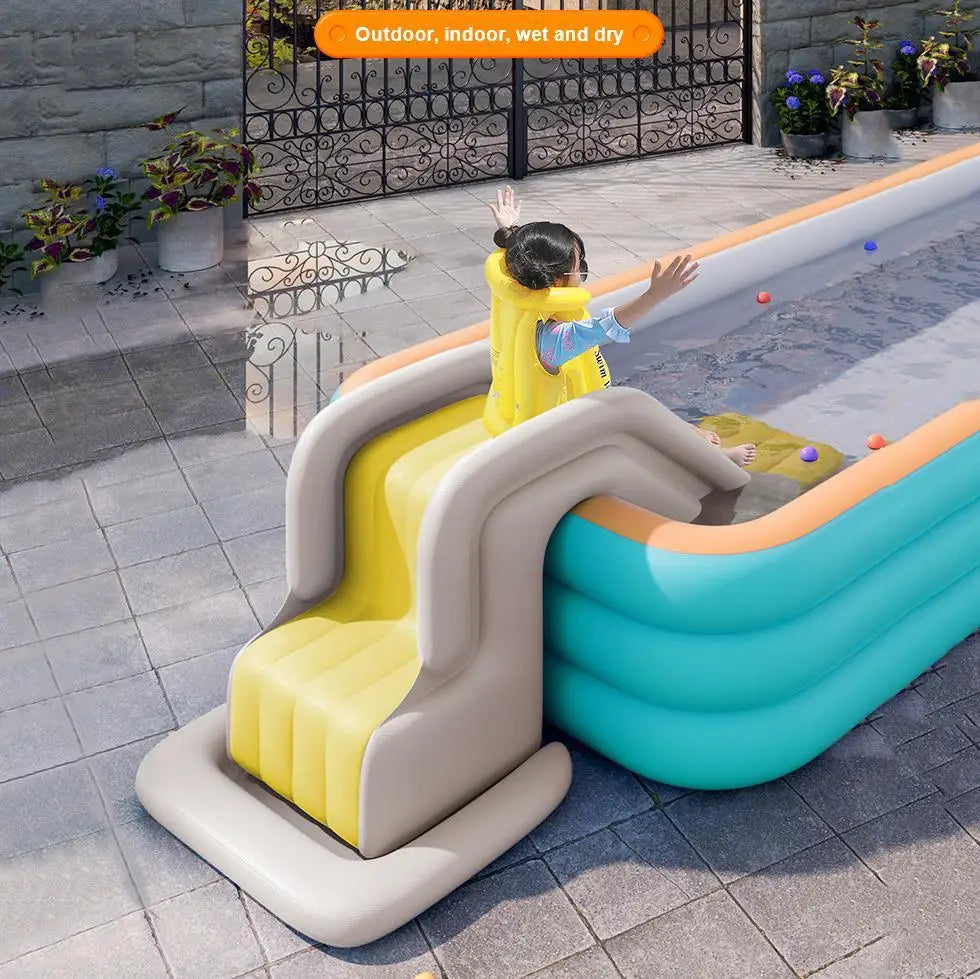 Lachende kinderen spelen veilig op de opblaasbare waterglijbaan; ideaal tuinspel voor zomerse verkoeling.