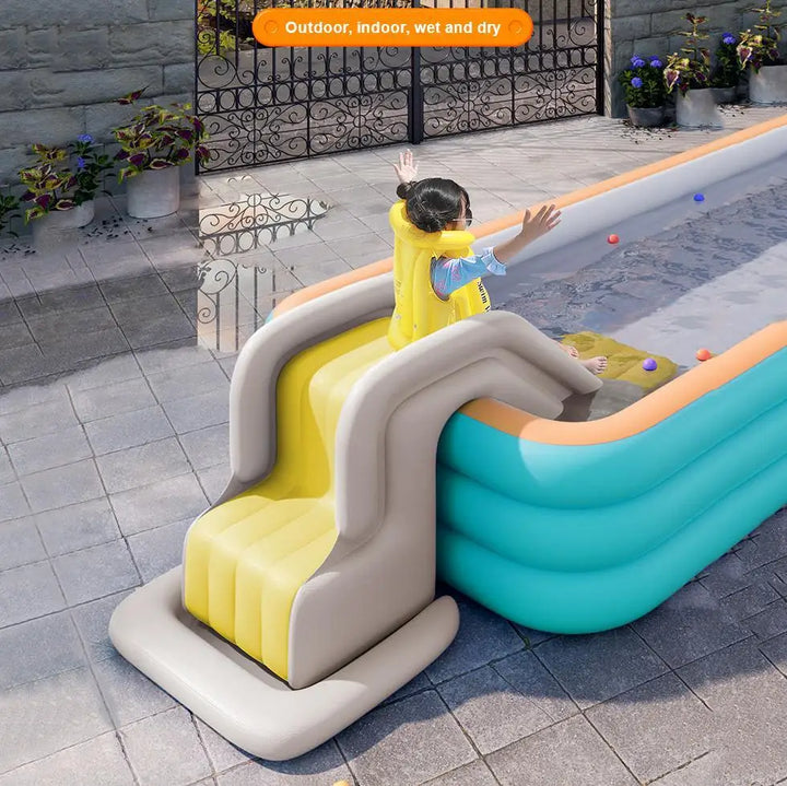 Lachende kinderen spelen veilig op de opblaasbare waterglijbaan; ideaal tuinspel voor zomerse verkoeling.