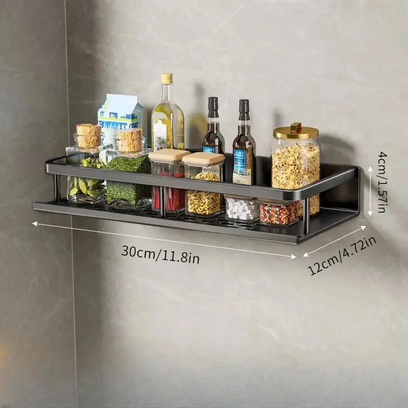 Praktisch mat zwart keukenrek gevuld met kruidenpotjes, gemonteerd aan de muur.