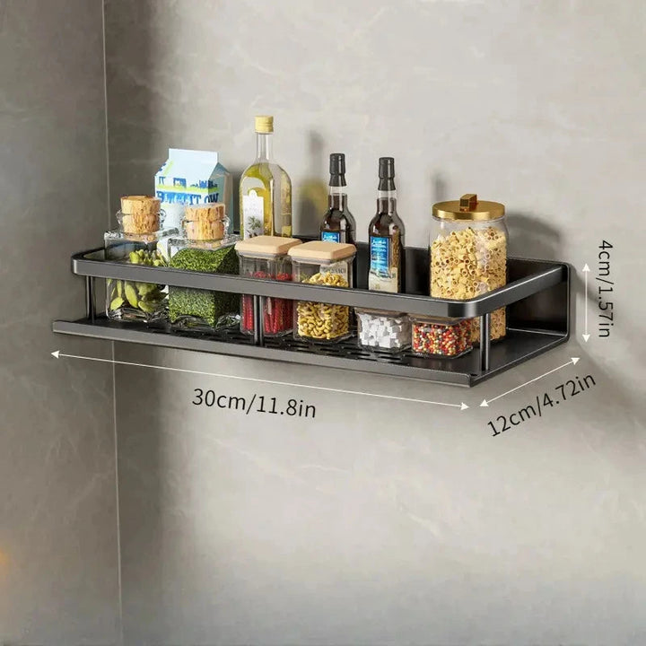 Praktisch mat zwart keukenrek gevuld met kruidenpotjes, gemonteerd aan de muur.