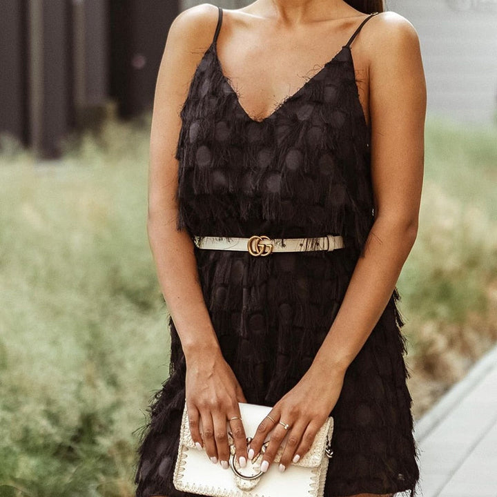 Stijlvolle dames mini jurk in wit, mouwloos, met een hoge taille en zwierige kwastjes, voor een flatterende zomerlook.